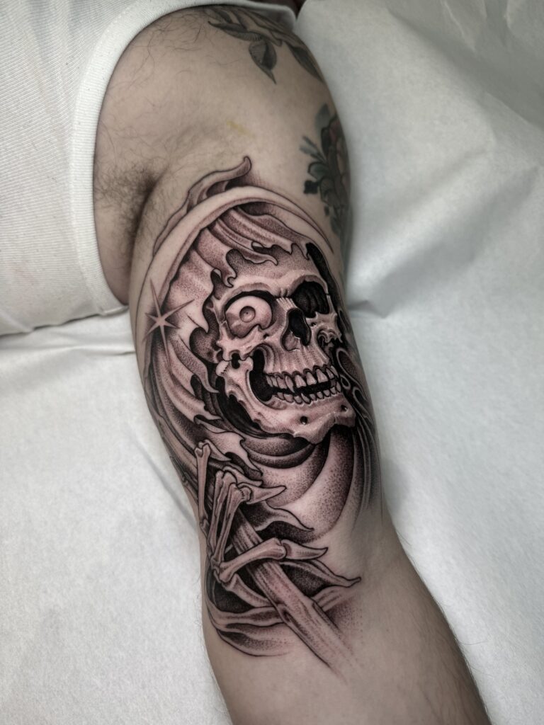 Tatuaje personalizado en blanco y negro con estilo realismo y línea fina en Estepona.