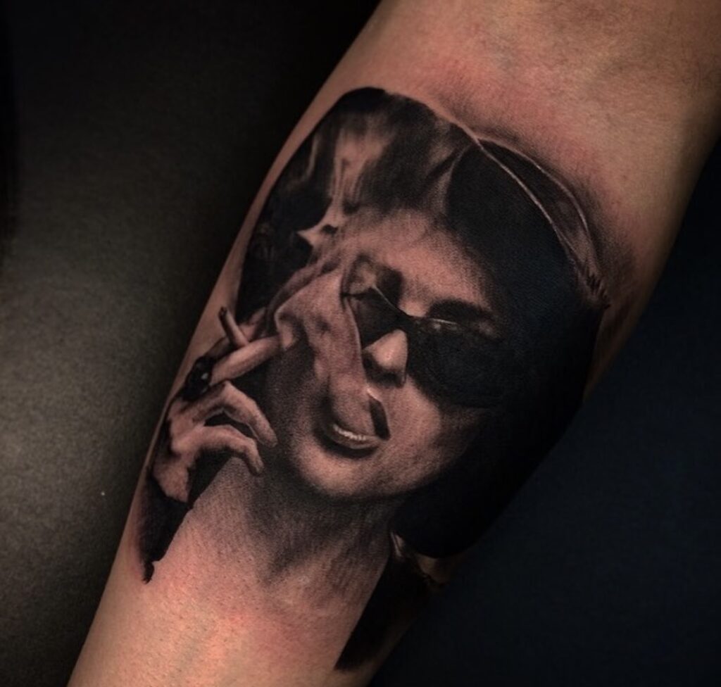 Retrato tatuaje realista del Club de la Lucha blanco y negro.