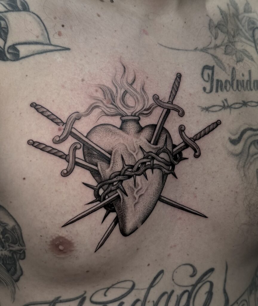 Tatuaje de línea fina en blanco y negro en estudio de tatuajes en Estepona.