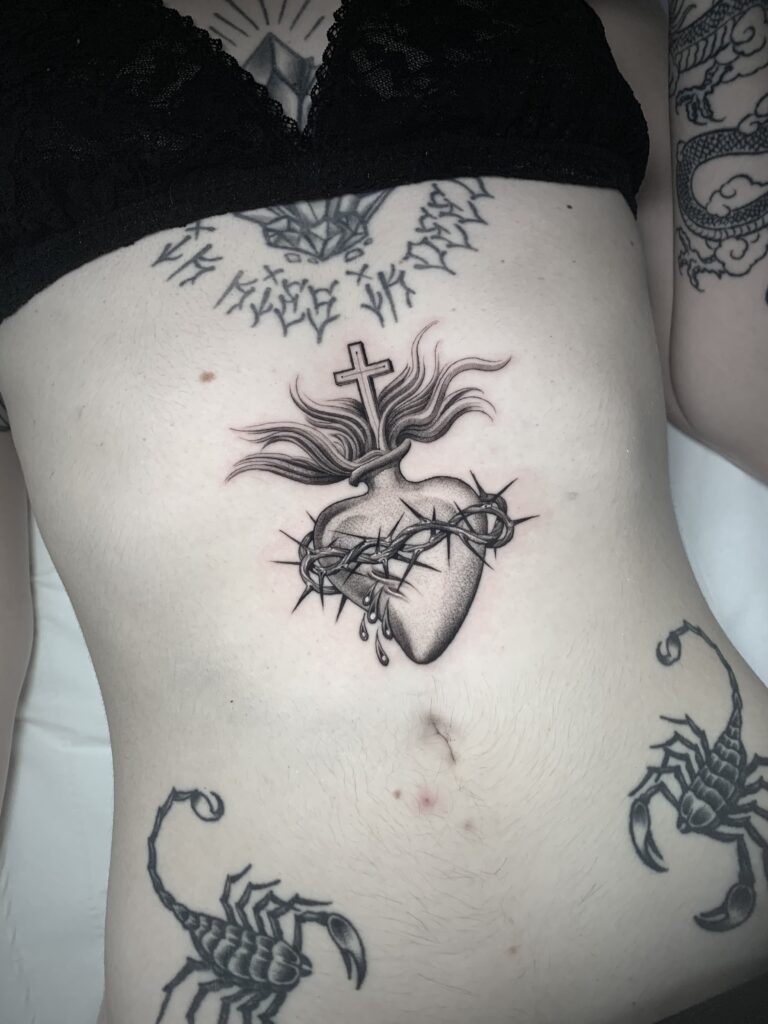 Tatuaje personalizado en blanco y negro con estilo realismo y línea fina en Estepona.