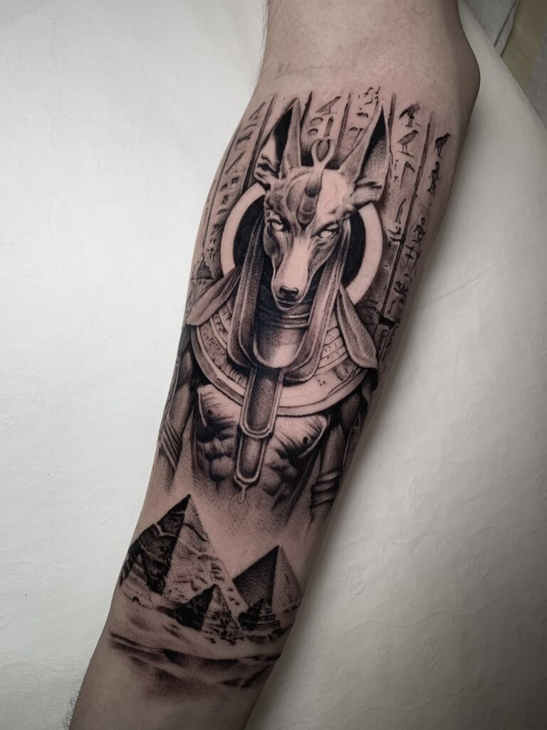 Estudio de tatuajes en Estepona especializado en tatuajes en blanco y negro.