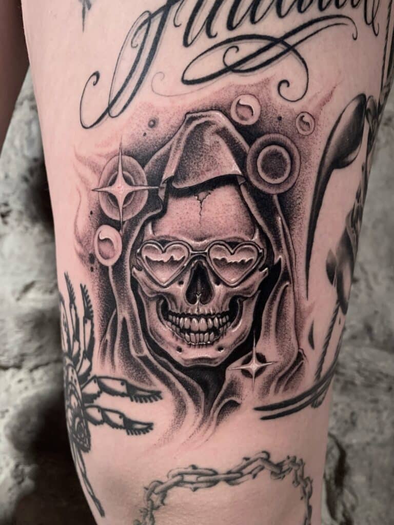 Tatuaje de calavera con destellos en estilo realista.