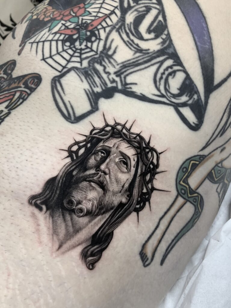 Tatuaje de rostro de Cristo en realismo en blanco y negro en Estepona.