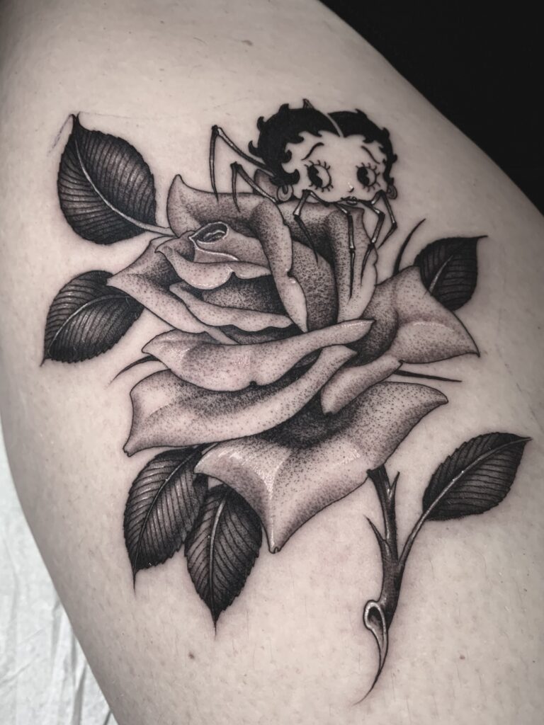Tatuaje de rosa en estilo realismo en blanco y negro en estudio de tatuajes cerca de Marbella.