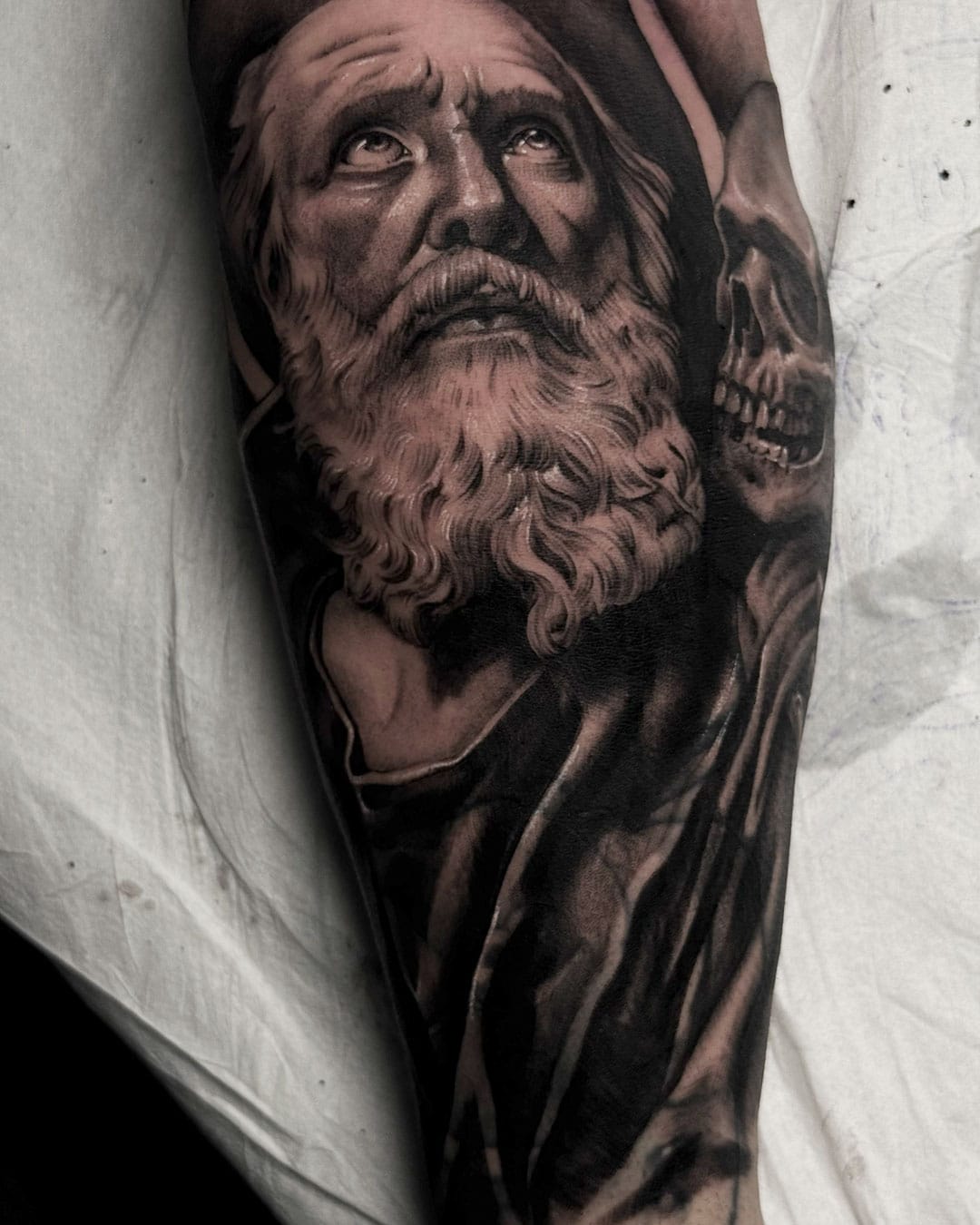 Tatuaje realista de santo en Estepona